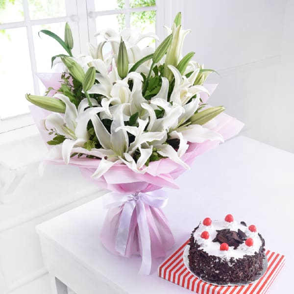 Bouquet of 6 White Lilies with Black Forest Cake (Half Kg)