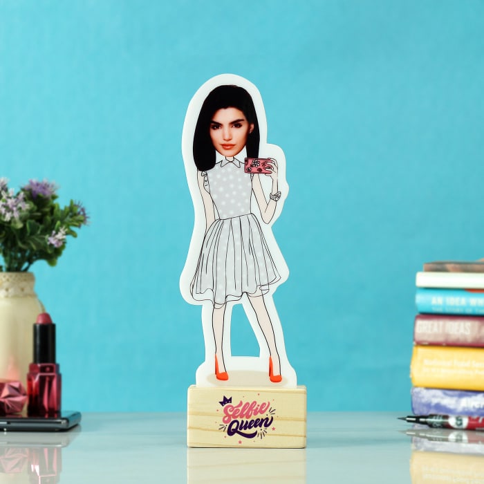 Personalized Selfie Queen Caricature with Wooden Stand