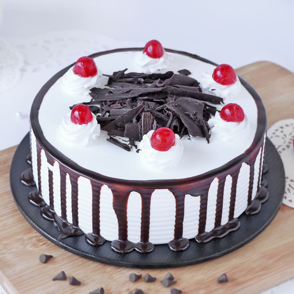 Send Online Half Kg Rich Heart Shape Blackforest Cake Order Delivery |  flowercakengifts