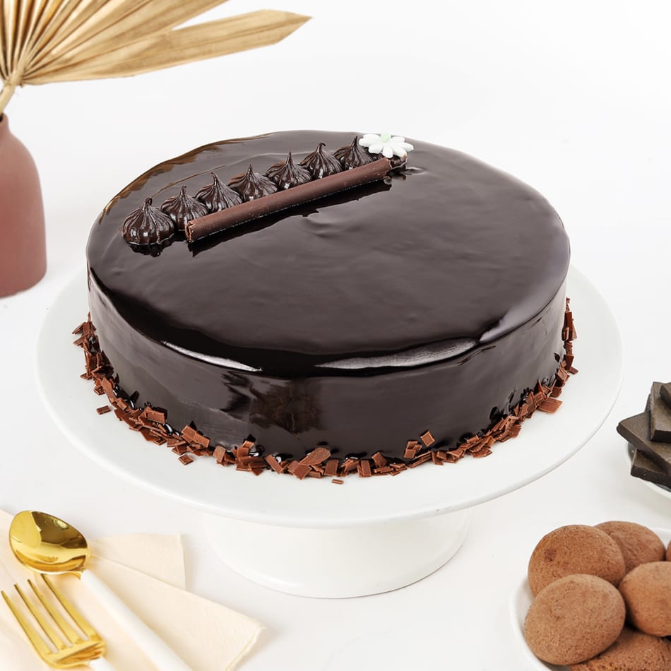 Order Deliciously Rich and Moist Chocolate Cake Half Kg Online at Best  Price, Free Delivery|IGP Cakes