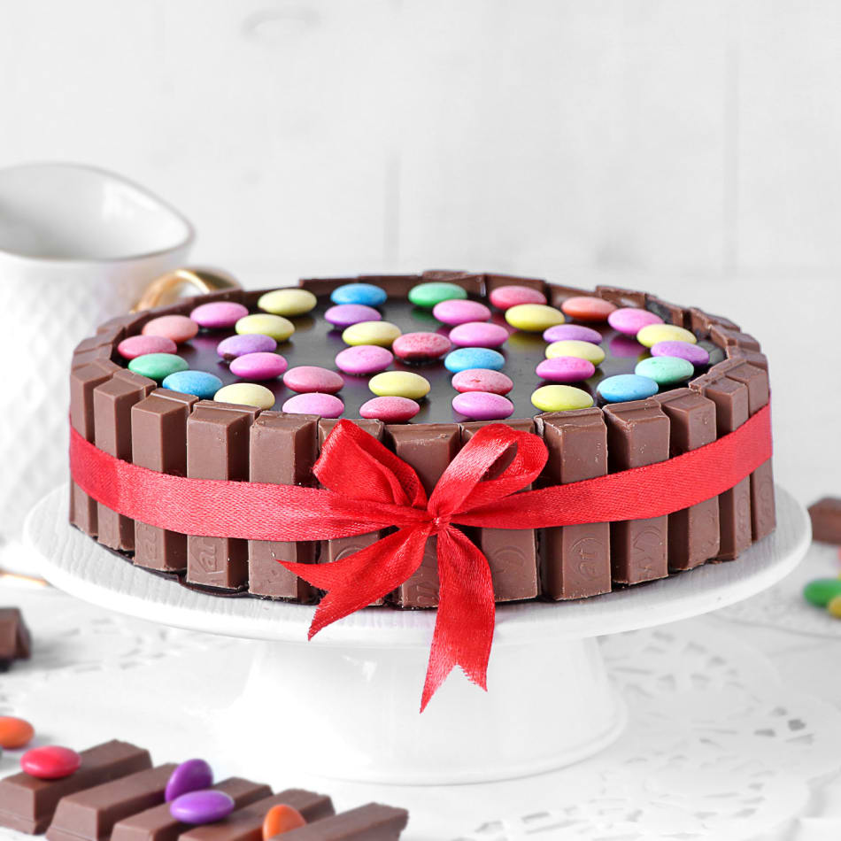 Chocolate Kit Kat and Smartie Cake | Bakeryboxx