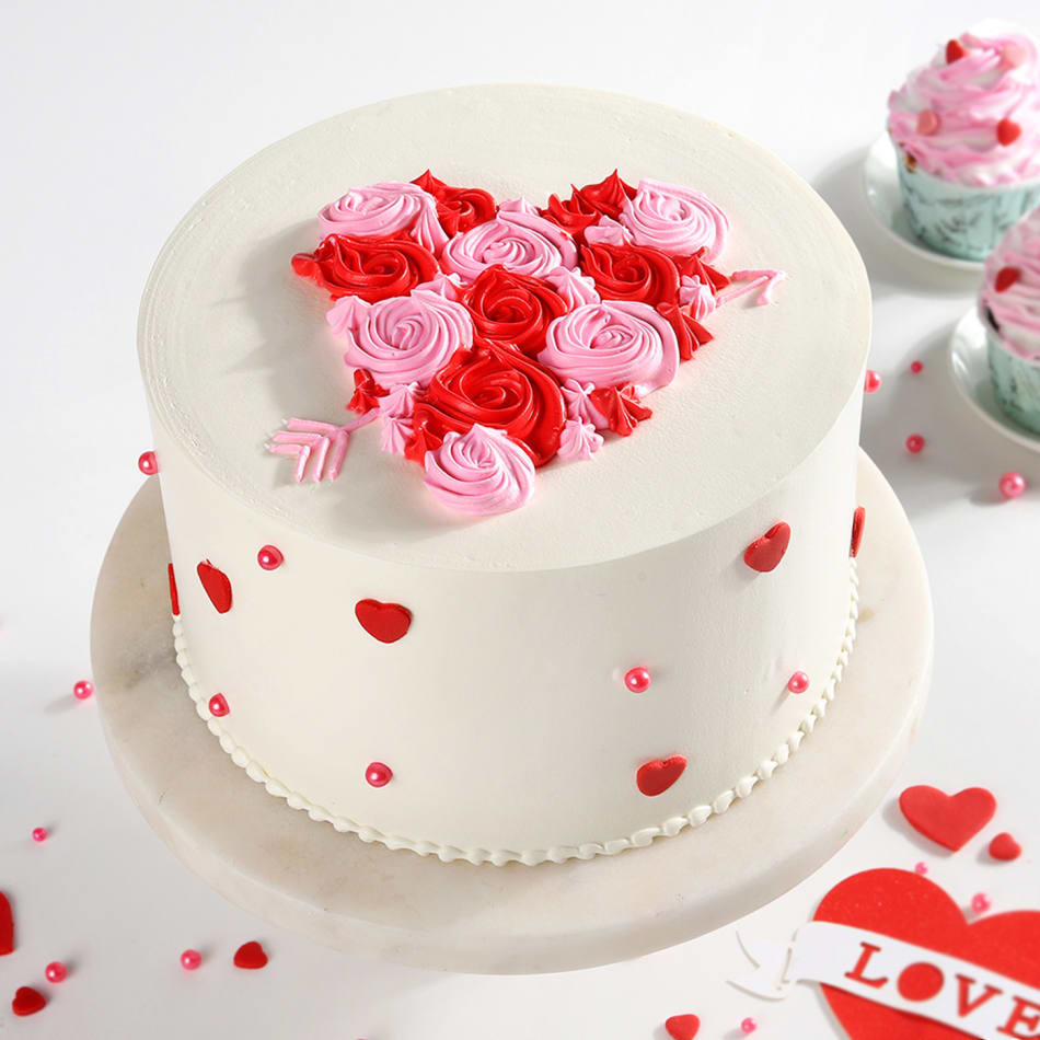 Valentines Day Cake Idea: Red Buttercream Heart And Roses Cake 🌹  ❤️🤍💚💖💗💝🤎💞💟💌 : r/Cakes