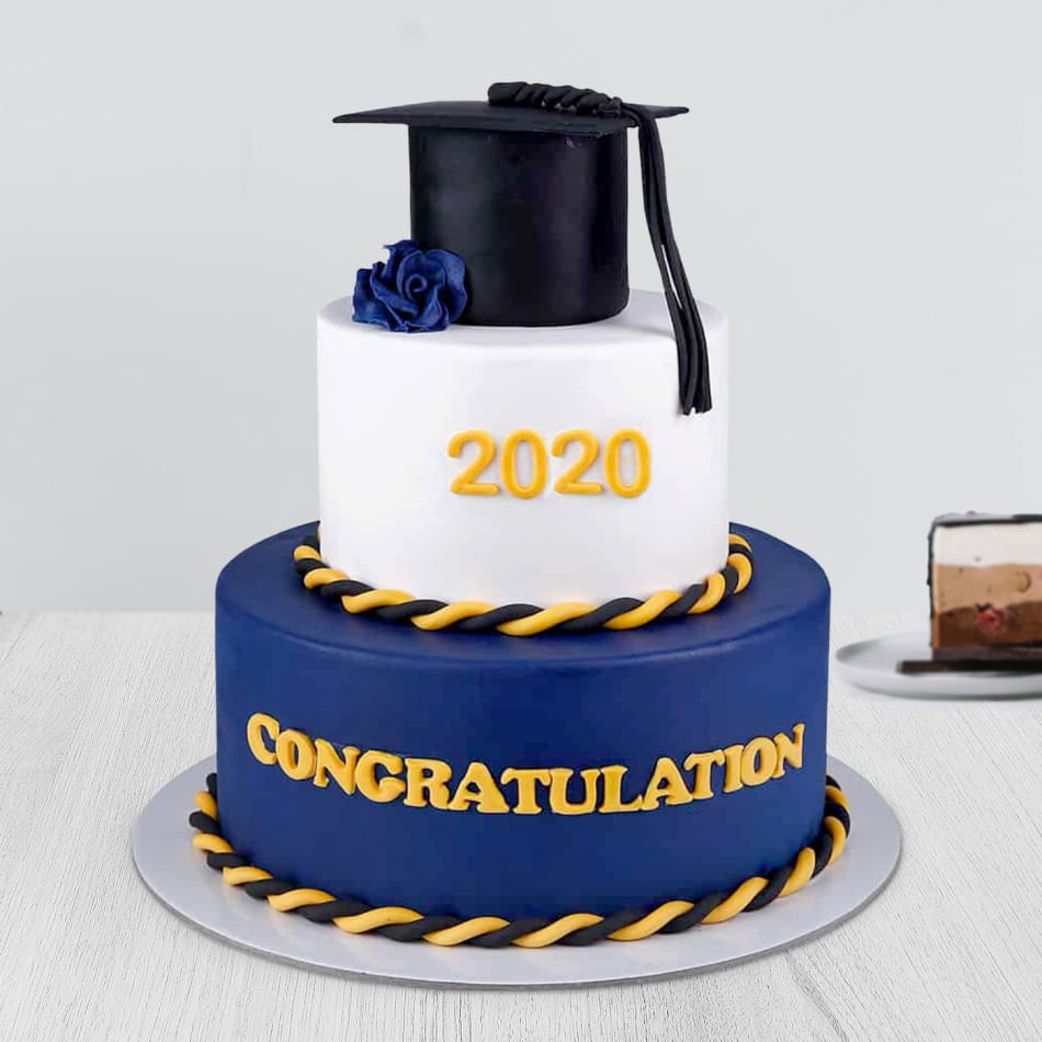 Graduation fondant cake with hat and diploma decoration Stock Photo - Alamy