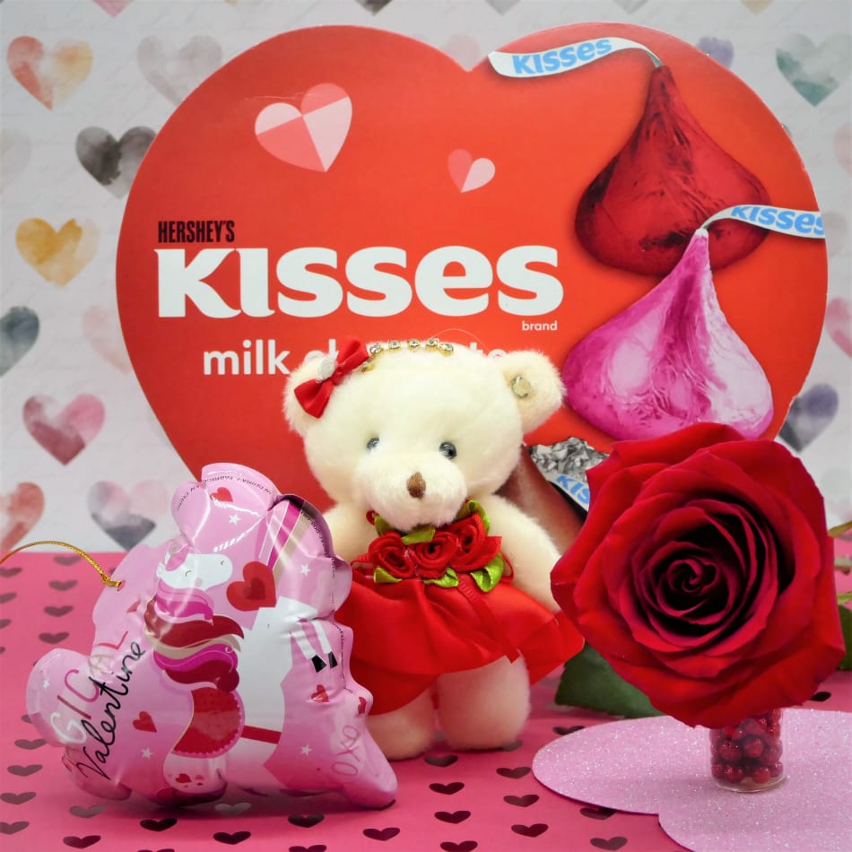 Valentine Day Gift Hampers Online | Valentine Gifts For Him/Her