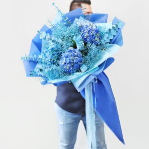 blue flower arrangement delivery