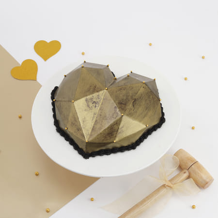 Golden Pinata Cake (750 Gm)