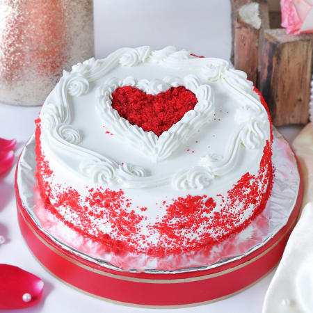 A cute 5th anniversary cake 🎂 A two... - Creamy Addictions | Facebook