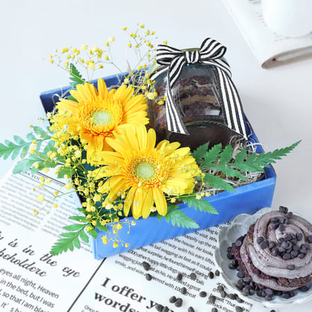 Summer Bliss Chocolate Jar Cake Hamper For Superstar Dad-image-2