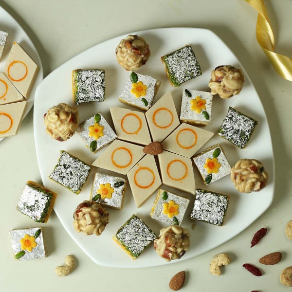 Assorted Indian Sweets 1 Kg Gift Send Gourmet Gifts Online J11068470 Igp Com