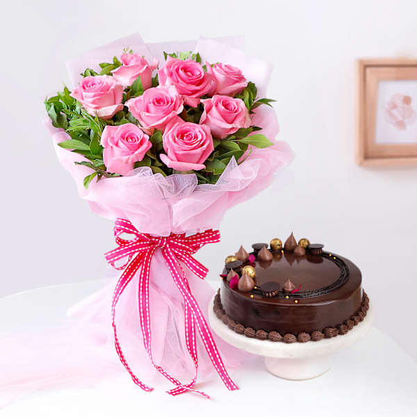 Blissful Chocolate Cake With Blooming Pink Roses Bouquet