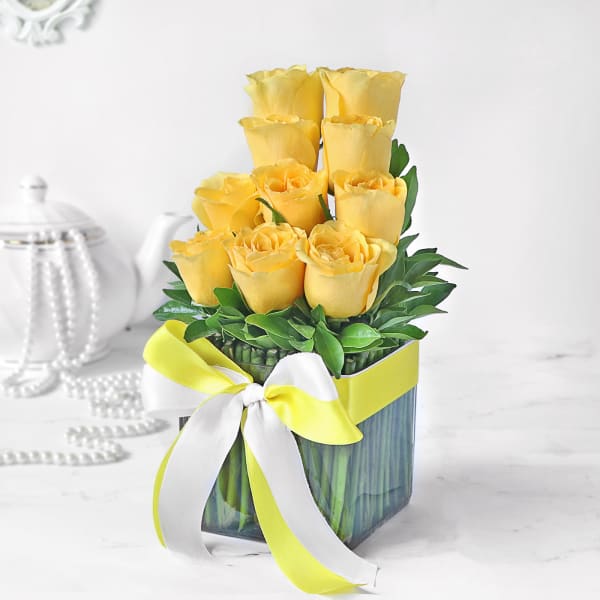 Bouquet of 10 Yellow Roses in Vase