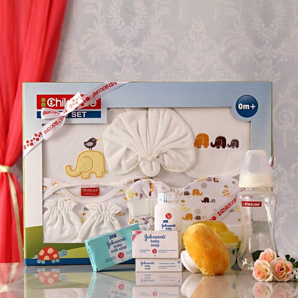 Childcare Gift Set With Johnsons Baby Care Essentials Gift Send Fashion And Lifestyle Gifts Online L11019362 Igp Com