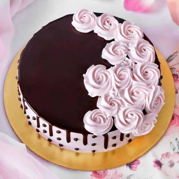 Creme Rose Decorated Chocolate Cake (Half Kg)
