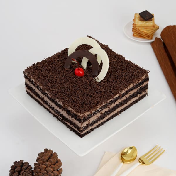 Delectable Chocolate Cream Cake (1 Kg)