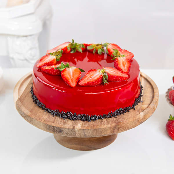 Delightful Strawberry Fantasy Cake (1 Kg)