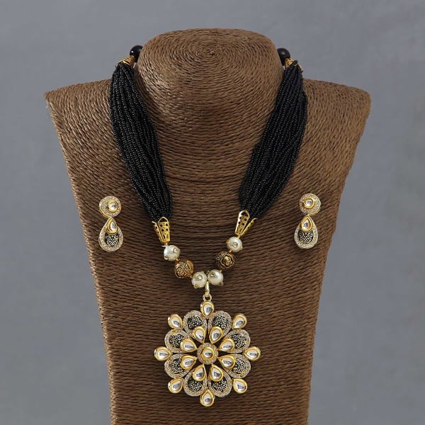 Designer Black Pearl Necklace Set with Kundan Work