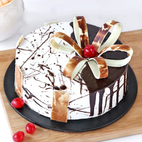 Designer Chocolate Vanilla Cake (1 Kg)