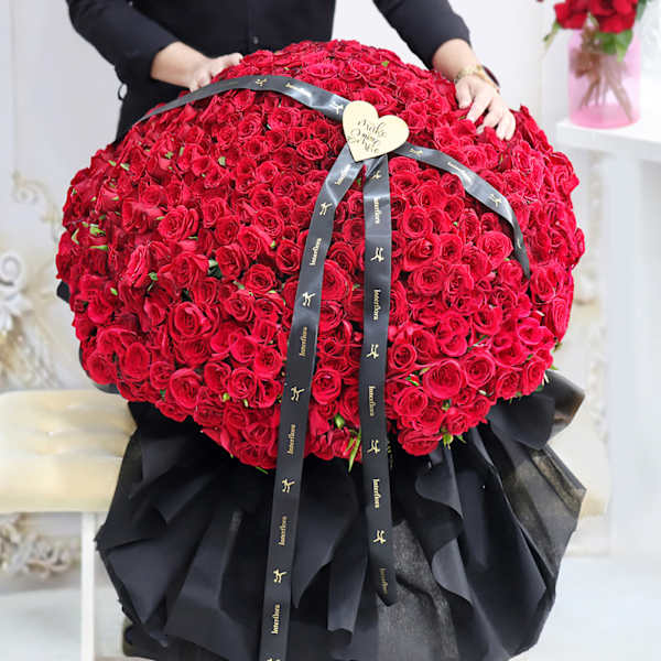 Eternal Elegance Roses Bouquet - 1000 Stems