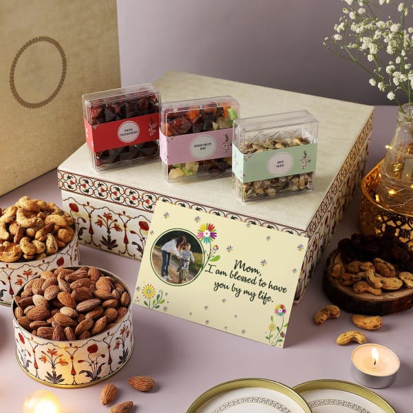 Gourmet Gift Box With Personalized Card For Mom