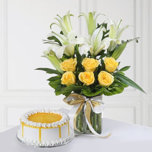 Half Kg Round Shape Butterscotch Cake with Mixed Flowers In A Vase