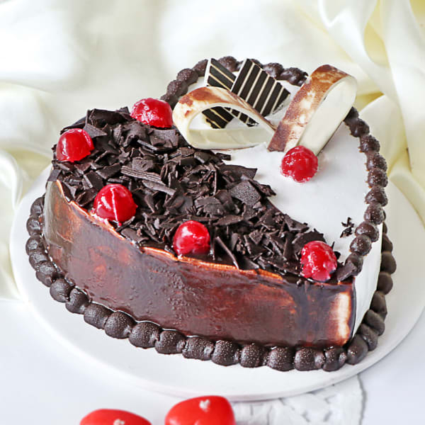 Heart-shaped Black Forest Vanilla Cake (Half Kg)