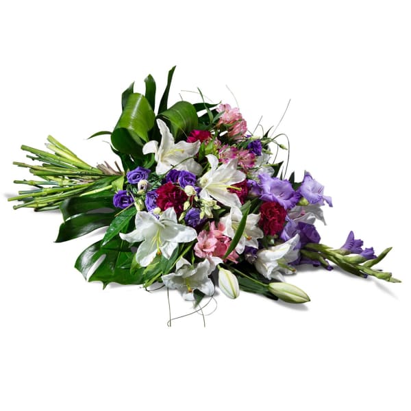Horizontal bouquet in mauve shades
