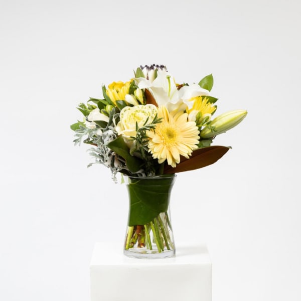 Buy/Send Mixed cut flowers in Vase Online IGP NID1313780