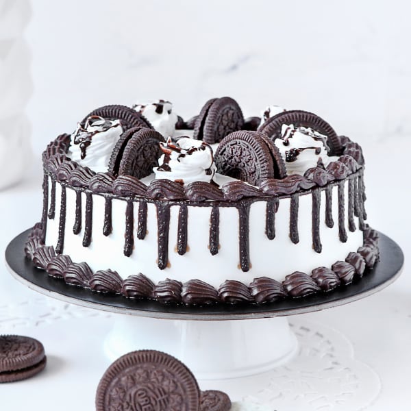 Oreo Drip Cake Half Kg