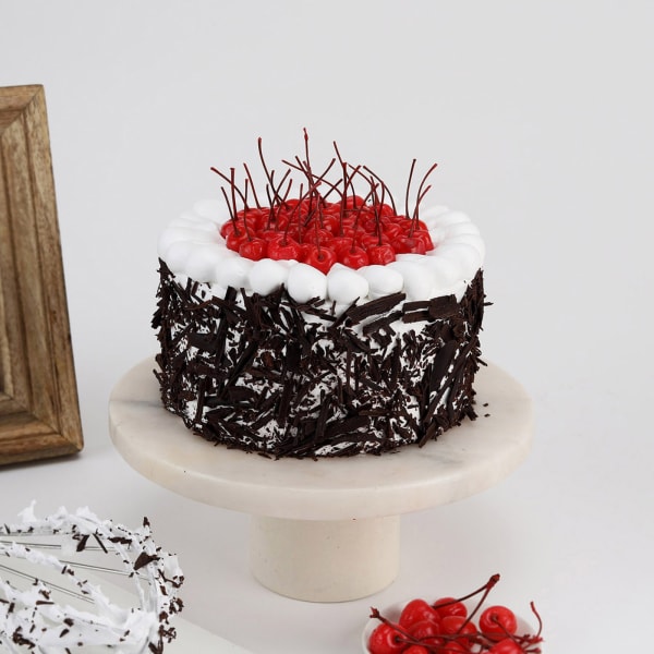 Rich and Moist Black Forest Cake (600 Gm)