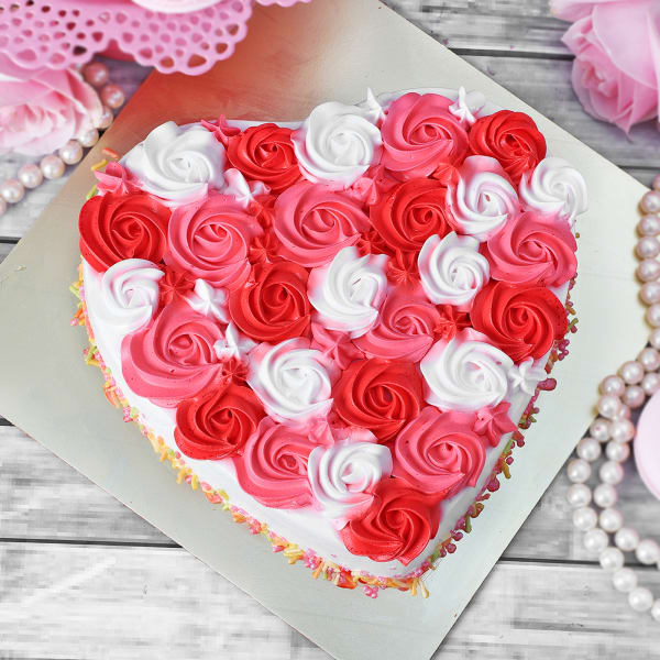 Roses Aplenty Fresh Cream Valentine Cake (Half kg)