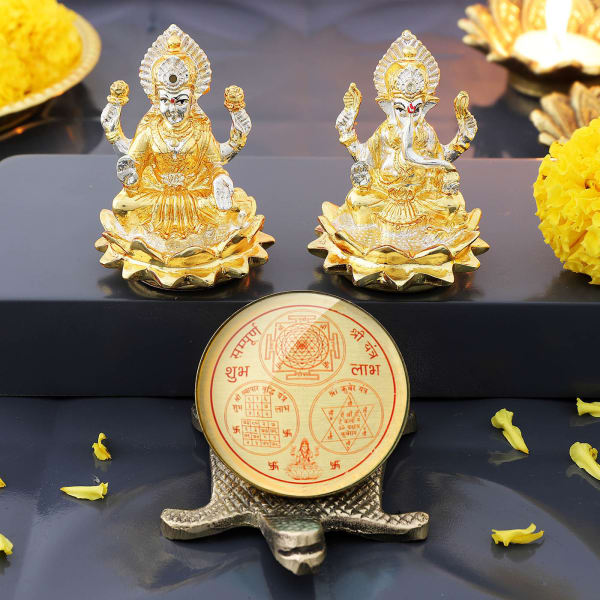 Silver And Gold Plated Lakshmi Ganesha Idols With Shree Kuber Yantra