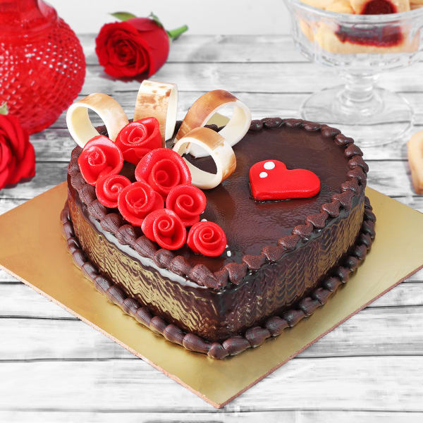 Valentine Roses Chocolate Fondant Cake (Half kg)