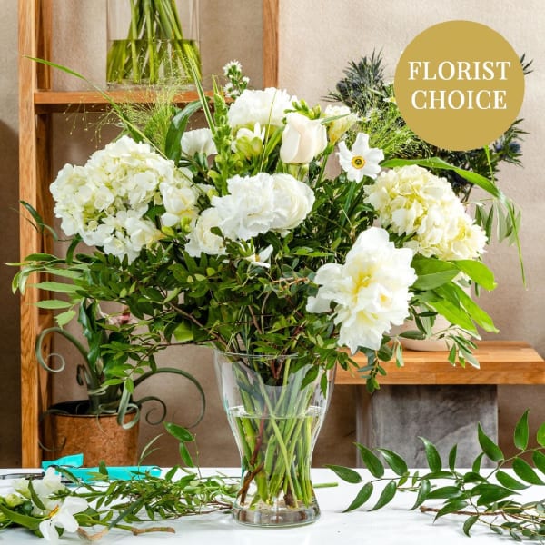 Buy/Send White florist's fantasy bouquet Online IGP NID1313729