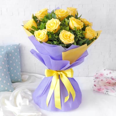 Order Beautiful Yellow Roses Arranged In Blue Wrapping Online At Best  Price, Free Delivery|Igp Flowers