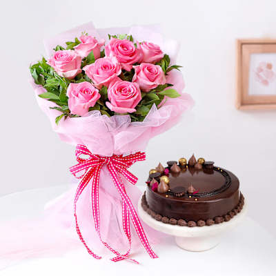 Blissful Chocolate Cake With Blooming Pink Roses Bouquet