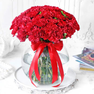 Order Bouquet Of Red Carnations In Globe Vase 40 Stems Online At Best Price Free Delivery Igp Flowers