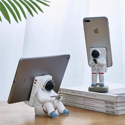 Buy/Send Mobile Holder Astronaut Sitting Single Piece Online | IGP ...