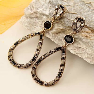 Stylish deals black earrings