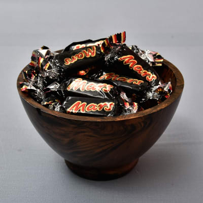 p-stylish-wooden-bowl-with-mars-mini-chocolate-bars-150-gms--100722-m.jpg
